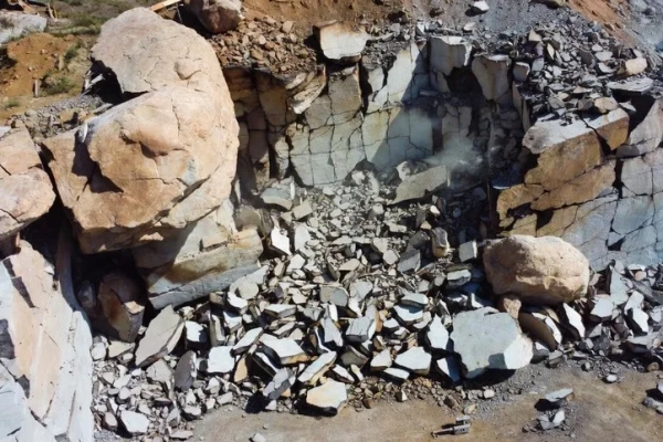 Desmonte de Rochas na Construção Civil: Fundamentos Práticos, Sistemas de Detonação e Segurança Operacional